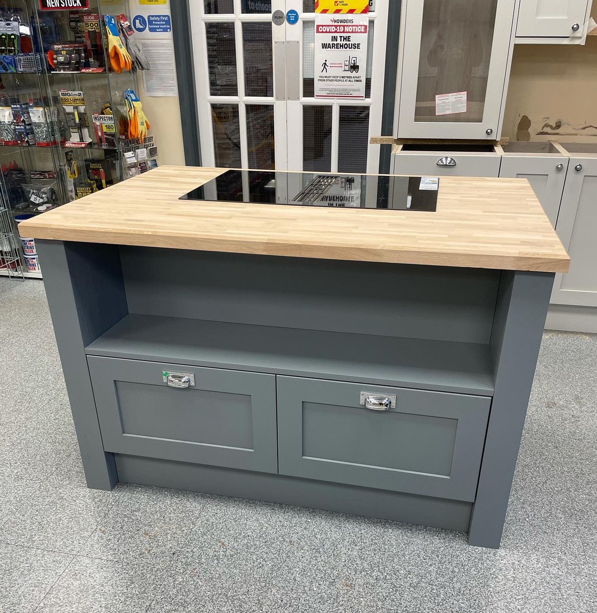 JwaBuilding's tweet image. Some more work carried out at Howdens, Derby, Chestergreen today. This is the new Chilcomb dusk blue with solid oak worktop. #howdens #howdenschestergreen #work #jwa #kitchen #oak #instagram #instadaily #derby #makita