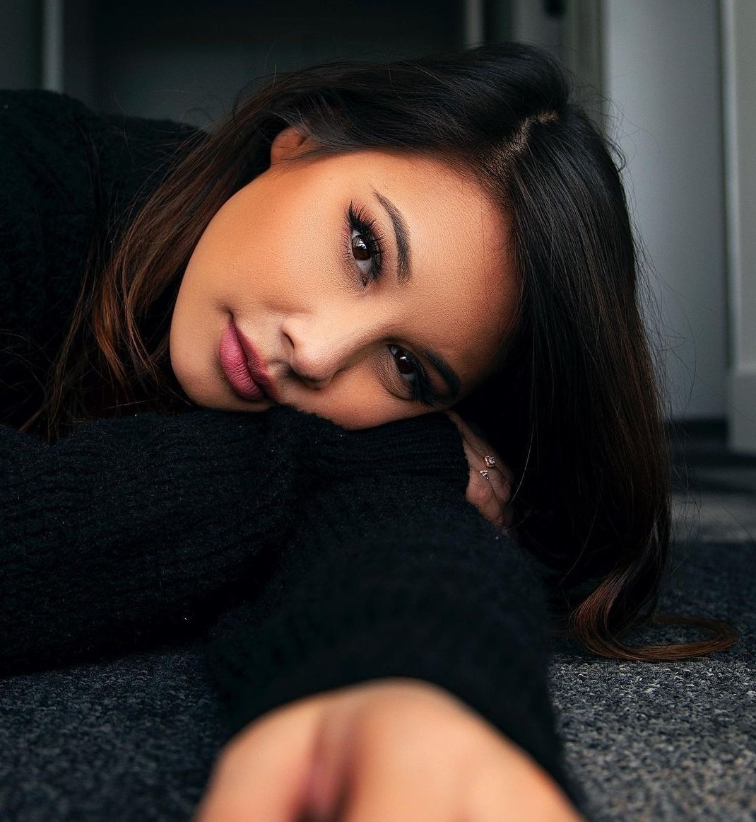 LittleSheWoIf's tweet image. "Lazy Saturdays are for blankets and books..

..maybe a cuddle or two..

Wanna join?"