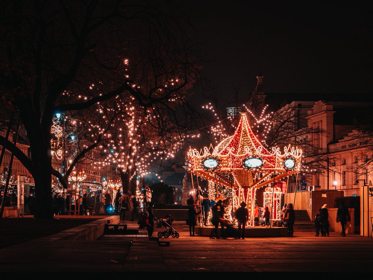 Go2Warsaw's tweet photo. The Christmas lights in Warsaw will shine till mid February ✨ Enjoy the magic! 
#DiscoverWarsaw #christmaslights
📷: https://t.co/VvxAogBpNN https://t.co/6OAd9ARMgD