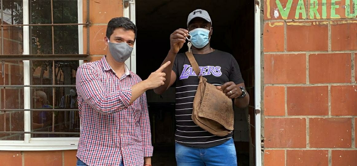 ViviendaCali's tweet photo. ¡Seguimos cumpliendo sueños! 👨‍👩‍👦‍👦
Comprometidos con nuestros ciudadanos, recuperamos la vivienda de 🏠 Florentino Quiñones en el barrio Llano Verde, invadida ilegalmente 🔐brindándole la oportunidad de contar por primera vez con una casa propia. @alcaldiadecali #PuroCorazonPorCali https://t.co/DIegq90gkp