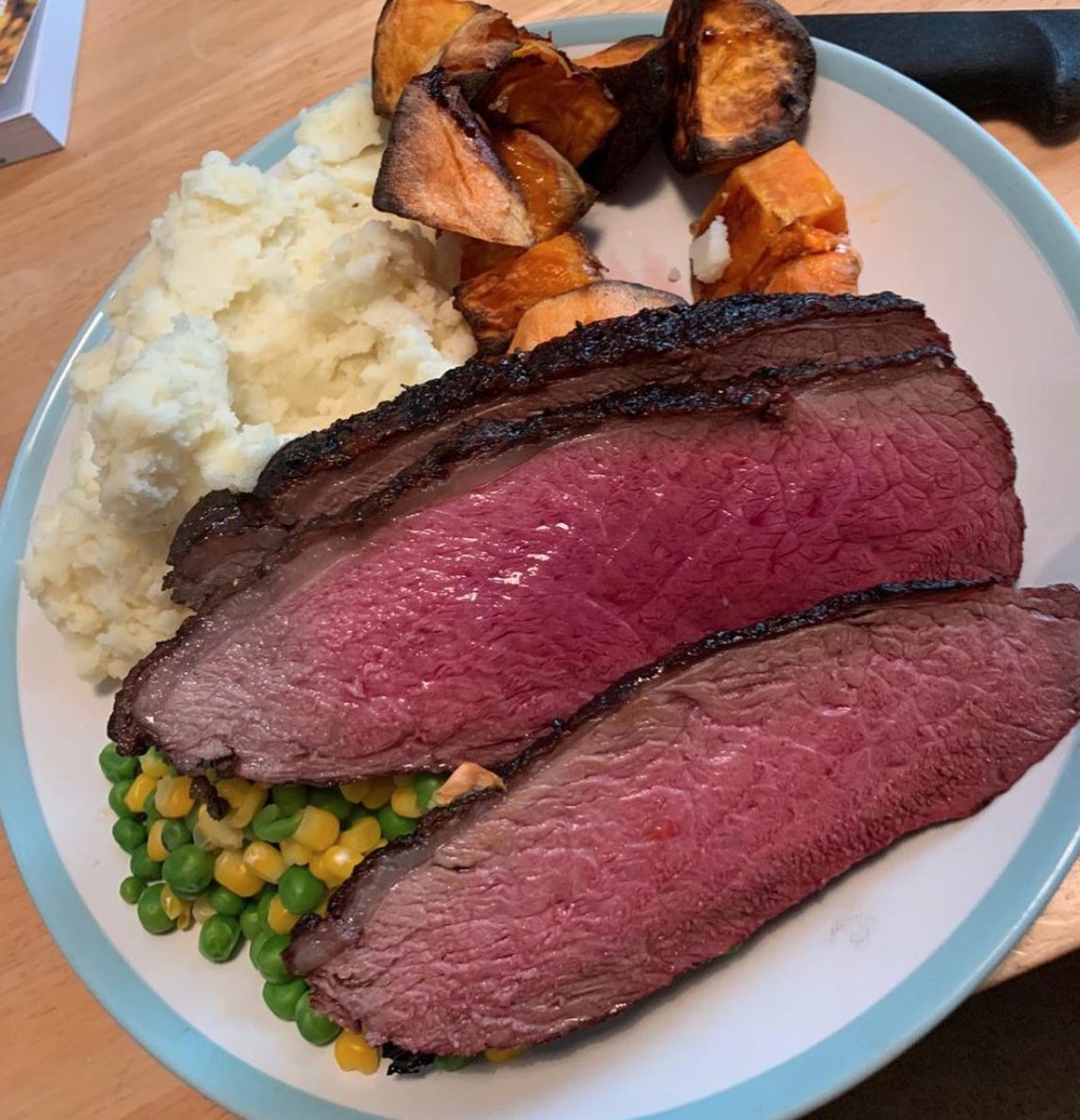 Happy Saturday 🙌 

Now the weekend is finally here, it's time to sit back and relax with a delicious family dinner! This is what weekends are all about! 😍

What's everyone up to this weekend?