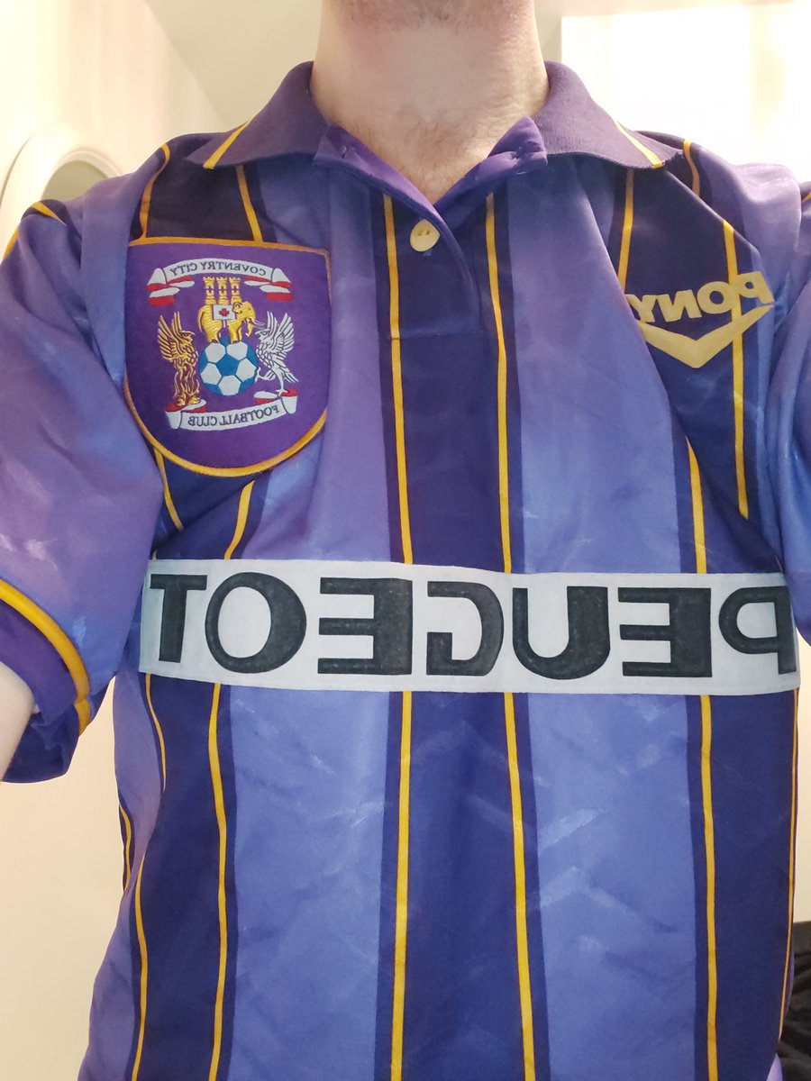ricardo_chambo's tweet photo. 1 point gained, 1 point closer to survival. Now off with the match shirt and into something more comfortable. #90sShirts #eveningwear #loadofpony #pusb https://t.co/SkYLADlbm1