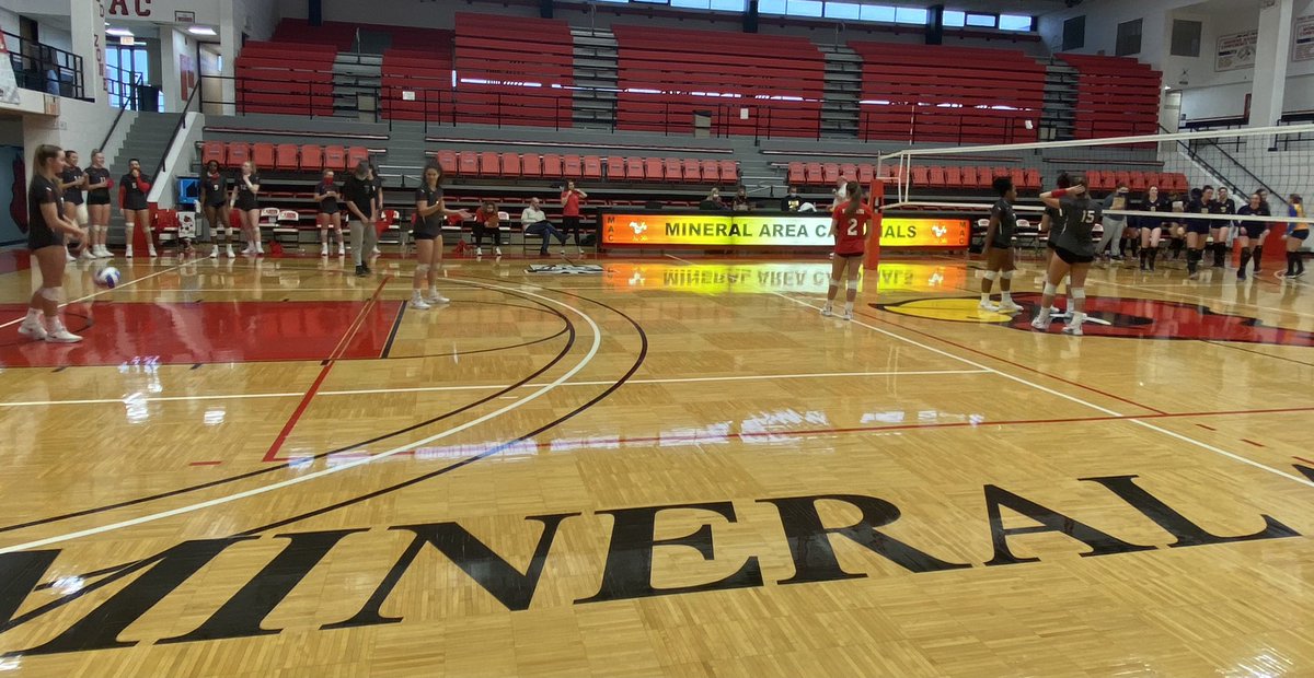 MAC_President's tweet image. Good rainy day for indoor sports, @MAC_Vball taking on @VincennesU at @MineralAreaCC. #LetsGoCards