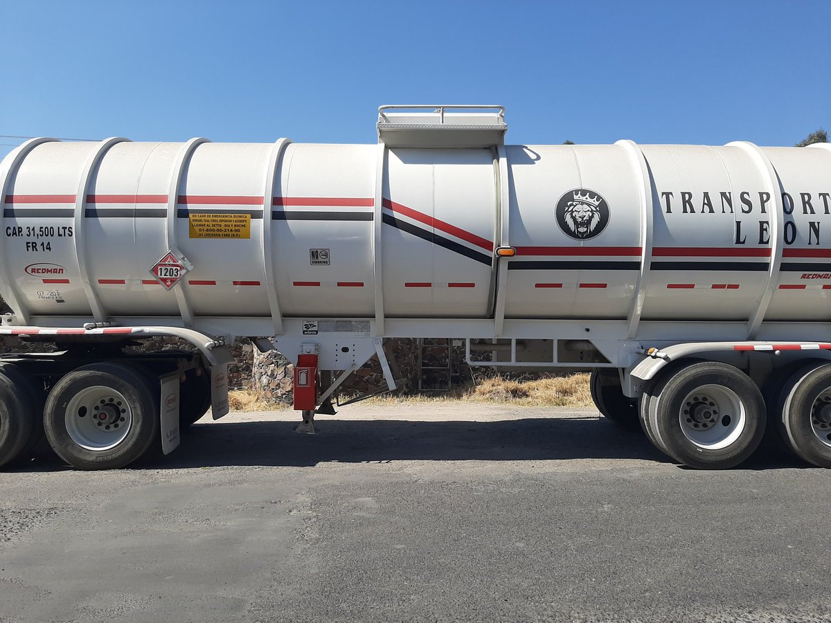luisrmz23's tweet photo. @PCIVILQRO @pcmqro @SSPMQueretaro Bomba de tiempo desde ayer en la tarde decenas de auto tanques doble remolque con 120mil litros de combustible hacen lo que quieren, se estacionan frente a domicilios, fuman y nadi les dice nada https://t.co/2GSmzzdyDF