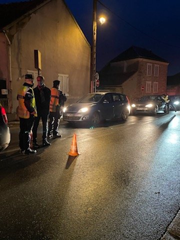 Prefet91's tweet photo. #CouvreFeu18h00 Ce soir le Sous-préfet d'Etampes mobilisé aux côtés de la @Gendarmerie_091 dans le sud de l' #essonne dans le cadre d'une opération de contrôle du respect du couvre feu. 
#TenirEnsemble pour faire reculer le #COVID19. https://t.co/UZDIa4baTK