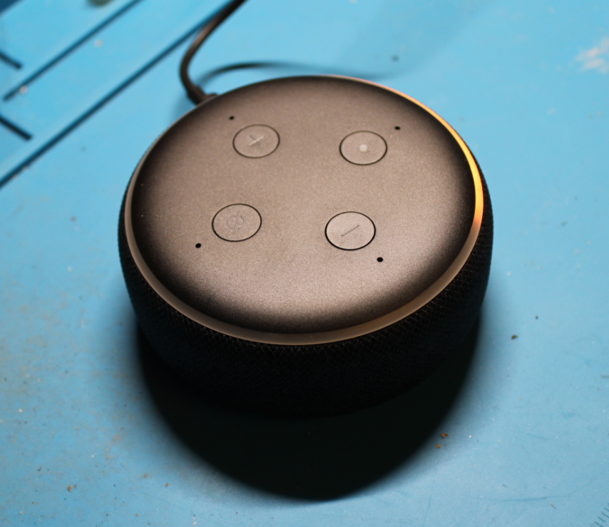 just a short sidenote ... always try your device before you open it. Otherwise you do not know if you are the guy who broke it or not. And ... it blinks and talks to me