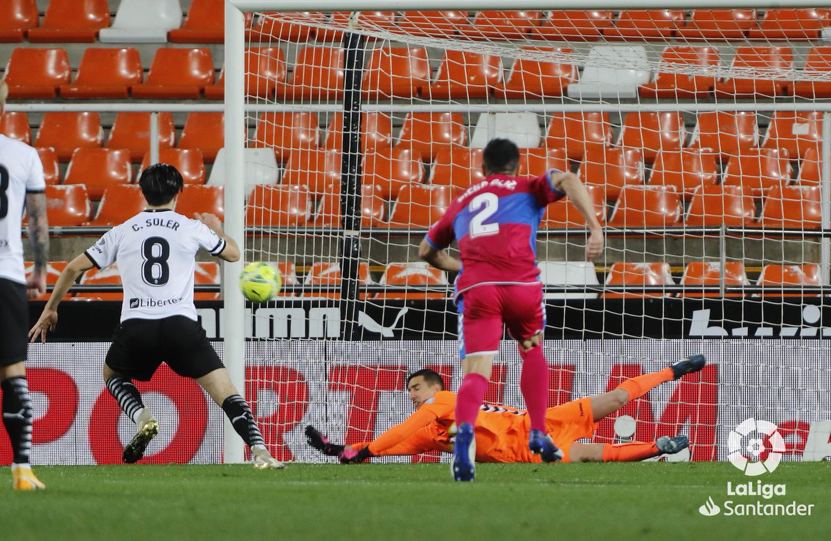 LaLiga's tweet photo. 😇 𝗘𝗟 𝗦𝗔𝗡𝗧𝗢 @edgarbadia.

#ValenciaElche 
#LaLigaSantander 
#HayQueVivirla https://t.co/CIJ8WB2Jtd