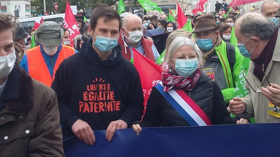 SyndicatFamille's tweet image. La députée @ThillAgnes, tout comme les manifestants d'#Angers, sont déterminés à faire reculer @EmmanuelMacron ! Nous ne sommes pas là pour défendre nos intérêts propres, mais inquiets pour ces enfants que l’on pourrait rendre sciemment et légalement orphelins. #MarchonsEnfants