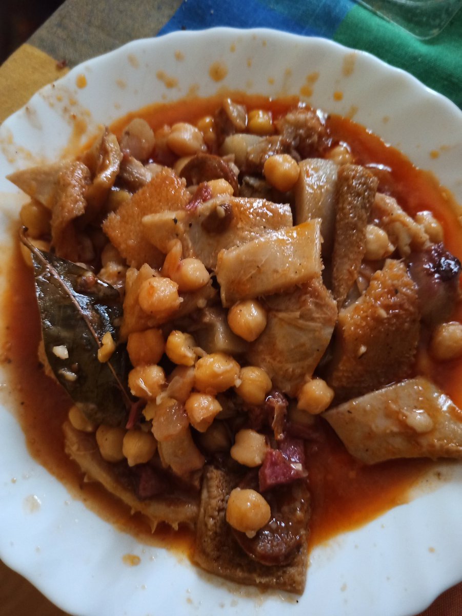 PsicoForRKL's tweet photo. Si mi madre hace los mejores #CallosConGarbanzos y #CaracolesEnSalsa del mundo y me los hace llegar de contrabando, se dice y punto. #MiMadreCocinaComoDios https://t.co/H1yaXPHdvb