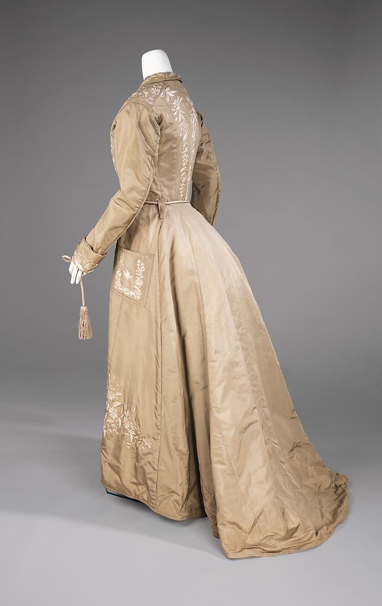 kateStrasdin's tweet photo. This style of #Japanese robe was known as the Yokohama robe, prized in the late #19thc for its #embroidery and style. Made for the Western market, it brought some elements of Japanese design into an exported dressing gown @metmuseum #fashionhistory https://t.co/XWj4nXURbS
