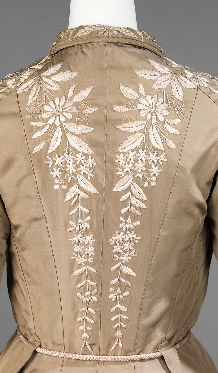 kateStrasdin's tweet photo. This style of #Japanese robe was known as the Yokohama robe, prized in the late #19thc for its #embroidery and style. Made for the Western market, it brought some elements of Japanese design into an exported dressing gown @metmuseum #fashionhistory https://t.co/XWj4nXURbS