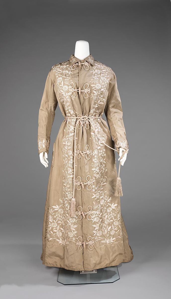 This style of #Japanese robe was known as the Yokohama robe, prized in the late #19thc for its #embroidery and style. Made for the Western market, it brought some elements of Japanese design into an exported dressing gown <a href="/metmuseum/">The Metropolitan Museum of Art</a> #fashionhistory