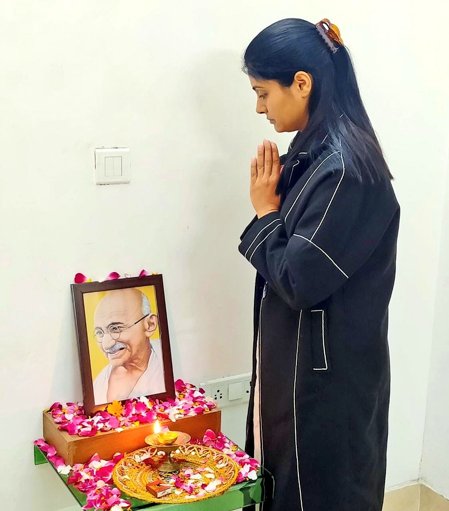 AnupriyaSPatel's tweet photo. सत्य और अहिंसा के पुजारी राष्ट्रपिता महात्मा गांधी जी की पुण्यतिथि 'शहीद दिवस' पर पुष्पांजलि अर्पित करते हुए। सभी देशवासियों से पूज्य बापू के मानवतावादी सिद्धांत व आदर्शों का अनुसरण कर देश-प्रदेश की उन्नति में सक्रिय भागीदारी निभाने की अपील करती हूं। #ShaheedDiwas https://t.co/zcuikd4Ldw