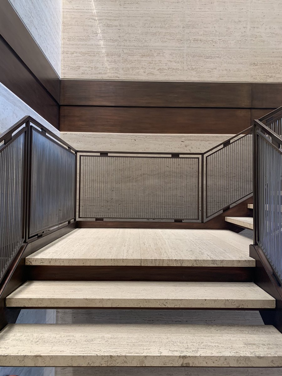 Johnson knew the clients, Noah and Rose Torno, who were connected to the Bronfman family. This was exactly when he was working on the Four Seasons. The central atrium of this two-level apartment has an obvious resemblance 2/