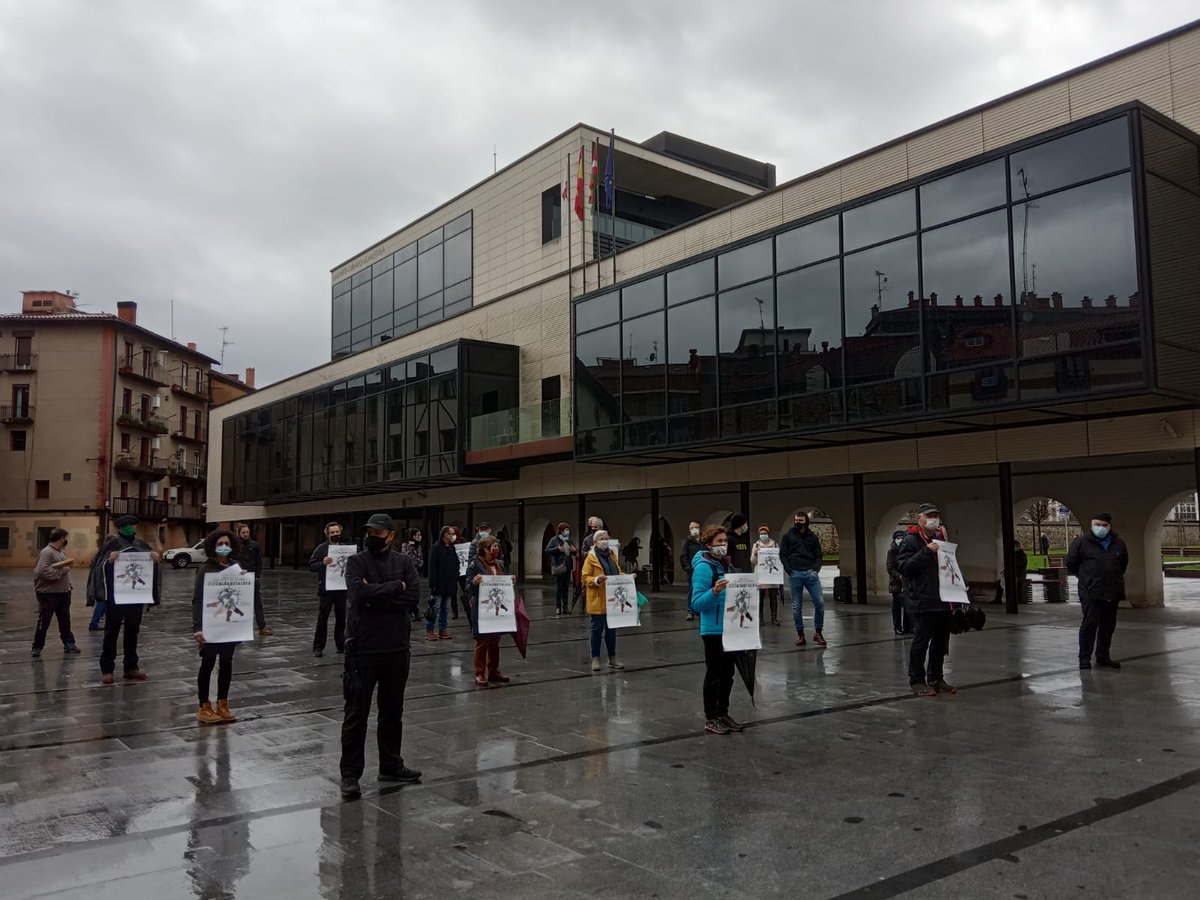 Goizean hamaika herritan mobilizatu gara, problematika lokalei hauspoa emanez!

Arratsaldean denok Donostiara! Bertan ikusiko gara!

Larrialdi ekologikoaren aurrean, bizitzak erdigunean jarriko dituen ereduaren aldeko apustuan berresten gara!

#U30Aldaketaldia