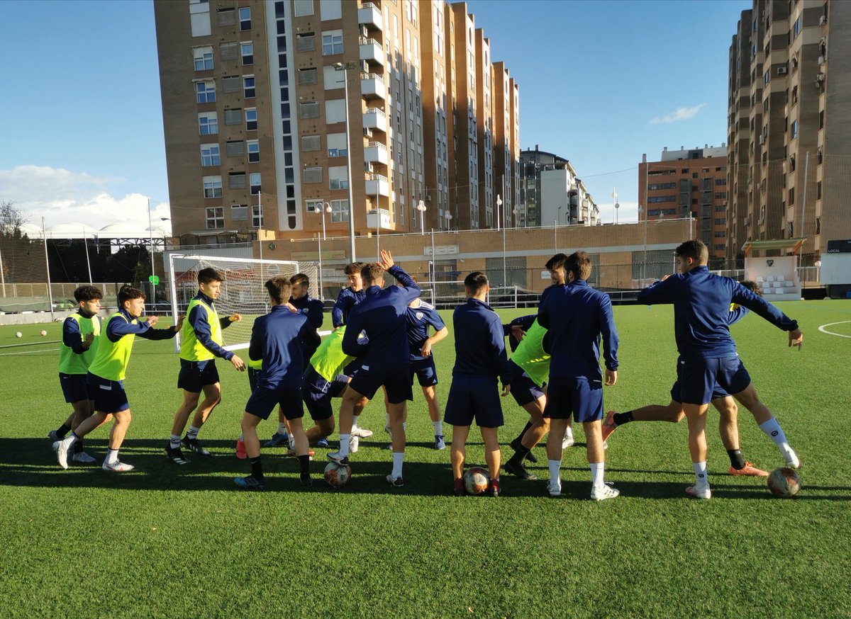paco_md78's tweet photo. Felices mientras se pueda 😃🧡., pero 🤔... se debería?
⚠️ Los datos aumentan la preocupación por toda la gente que está expuesta al #COVID19 en la práctica de la actividad.
#DxT
#FutbolBase
#Seguridad
#CondicionesOptimas https://t.co/o21G6Etntg
