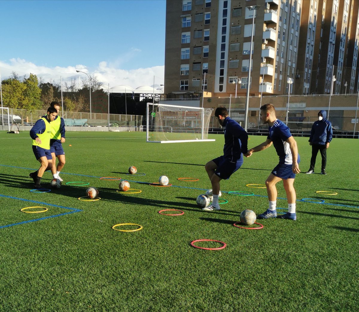 paco_md78's tweet photo. Felices mientras se pueda 😃🧡., pero 🤔... se debería?
⚠️ Los datos aumentan la preocupación por toda la gente que está expuesta al #COVID19 en la práctica de la actividad.
#DxT
#FutbolBase
#Seguridad
#CondicionesOptimas https://t.co/o21G6Etntg