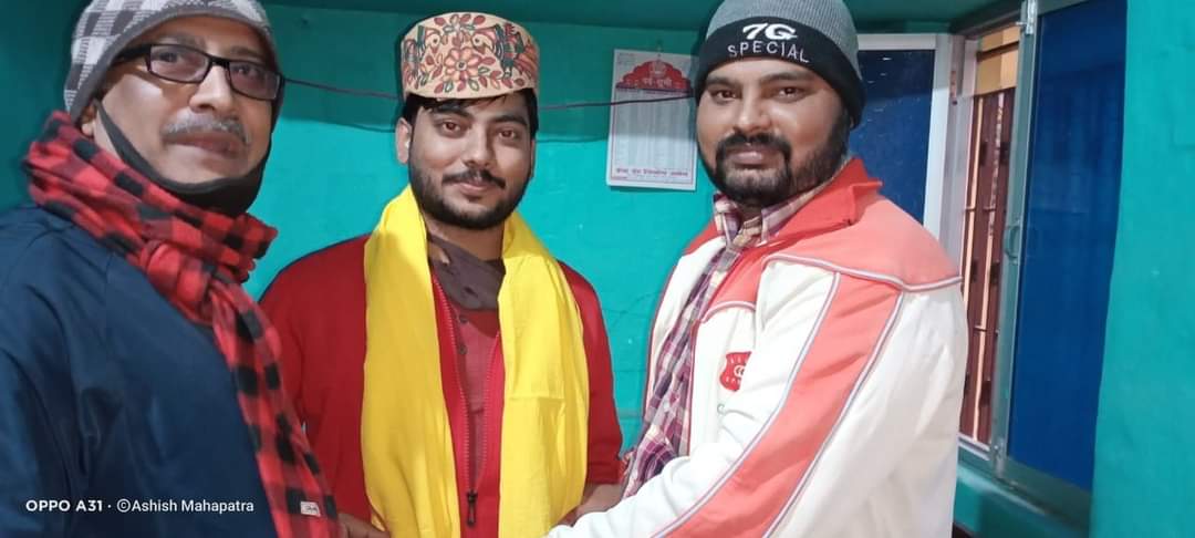 Nishantjhaa's tweet photo. मिथिला का सम्मान ‘पाग’ जो सिर पर है वो मिथिलांचल की संस्कृति की पहचान है, बहुत शुभ माना जाता है। धन्यवाद वॉइस ऑफ दरभंगा केँ संपादक अभिषेक जी , ब्राह्मण फेडरेशन दरभंगा के जिलाध्यक्ष प्रभाकर झाजी।
#Paag #MithilaPaag @VoiceOfDarbhang @newsofmithila @darbhanga_dm https://t.co/eR78dE7uRH