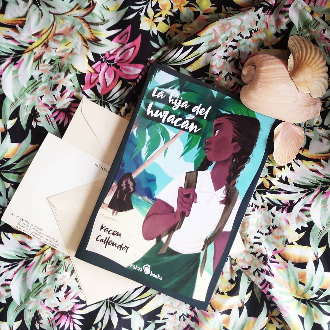 FantaTextual's tweet photo. Buenas tardes, personitas. Hoy #Katsa nos ha hecho una reseña de #LaHijaDelHuracan de #KacenCallender publicada por @bookskakao. ¿Quieres leerla? Puedes hacerlo aquí 👇🏻
https://t.co/f8AsJbHo4g https://t.co/UUpSwIB5Wm