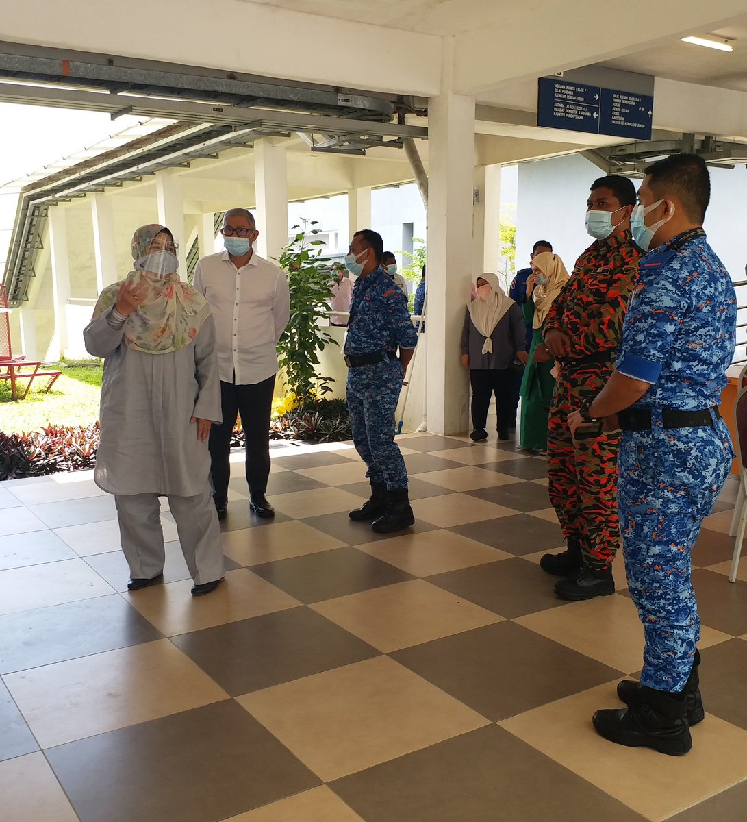 KP_bombaJBPM's tweet photo. 30.1.2021 : Mengiringi YB Puan Hjh Zuraida Kamaruddin, Menteri Perumahan dan Kerajaan Tempatan melawat ke kampus i-KPKT hari ini. https://t.co/QYdpxa6TeK