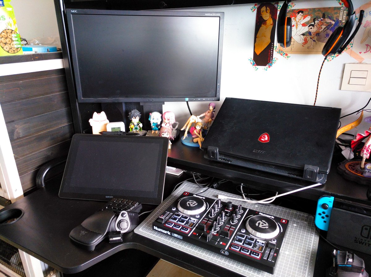 hannyakult's tweet photo. How to let yourself be defined by your desk: https://t.co/mybUl0Xxo2