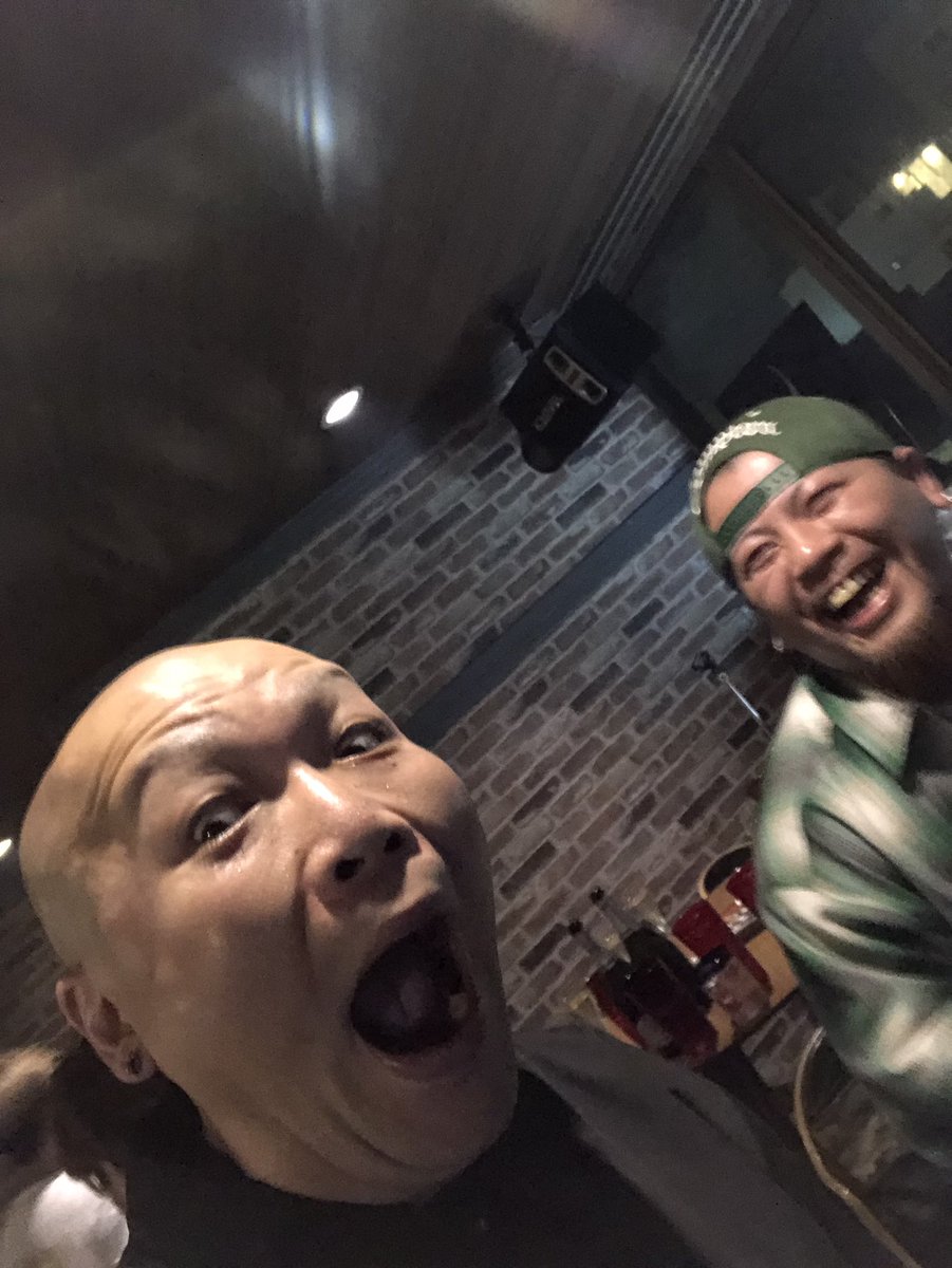 torauma1991's tweet photo. 闇デュエル闇デュエル
昨日わかったのですが僕は立体五目並べクソ雑魚ナメクジでした
それでもテキーラをかけて戦いたい所存です
今日も居ますのでよろしくお願いします
#BAR604
営業日 月曜-土曜
定休日 日曜
沖縄県那覇市松山1-33-2
はましんビル5階 https://t.co/1feXoGrYsL