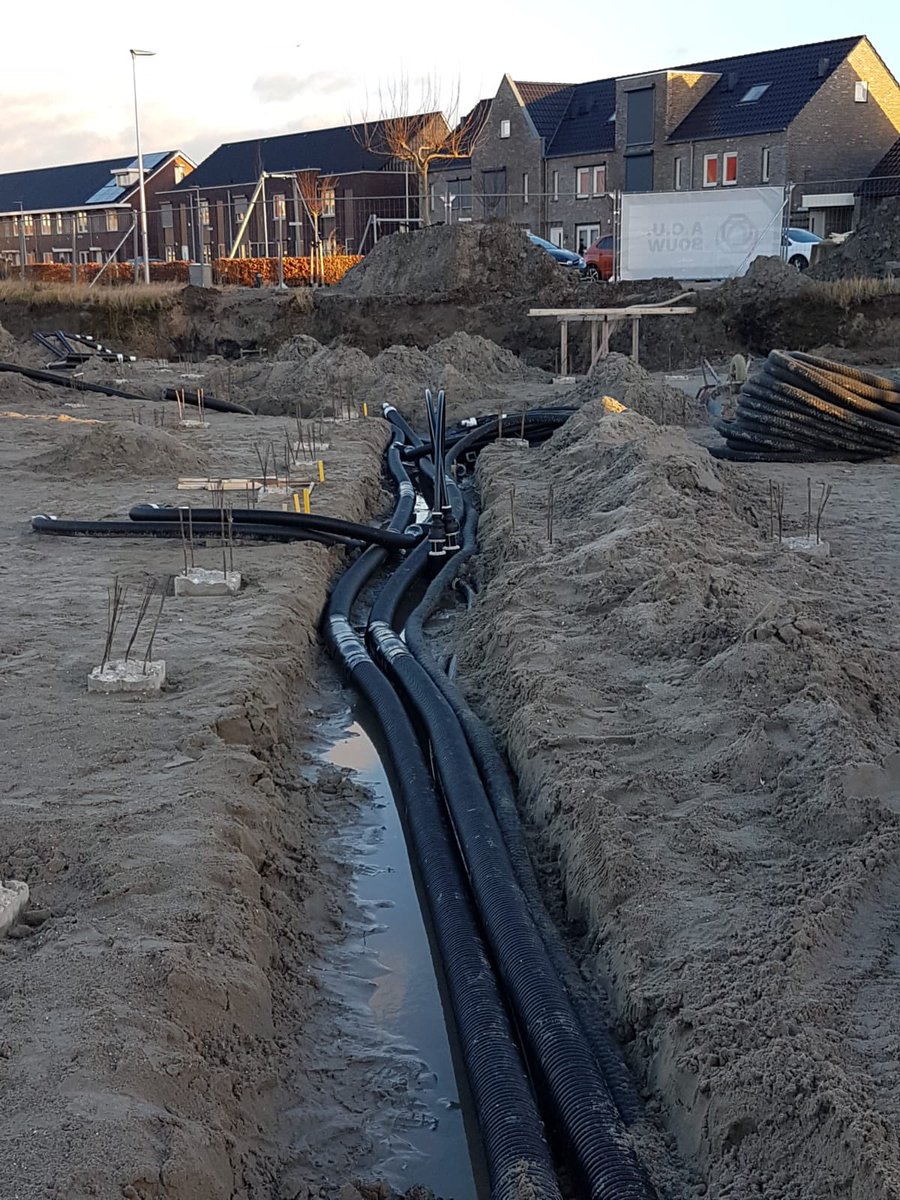 Alvorens wij konden starten met de fundering van De Kroon is er eerst een stuk techniek de grond ingegaan. #eengoedbeginishethalvewerk