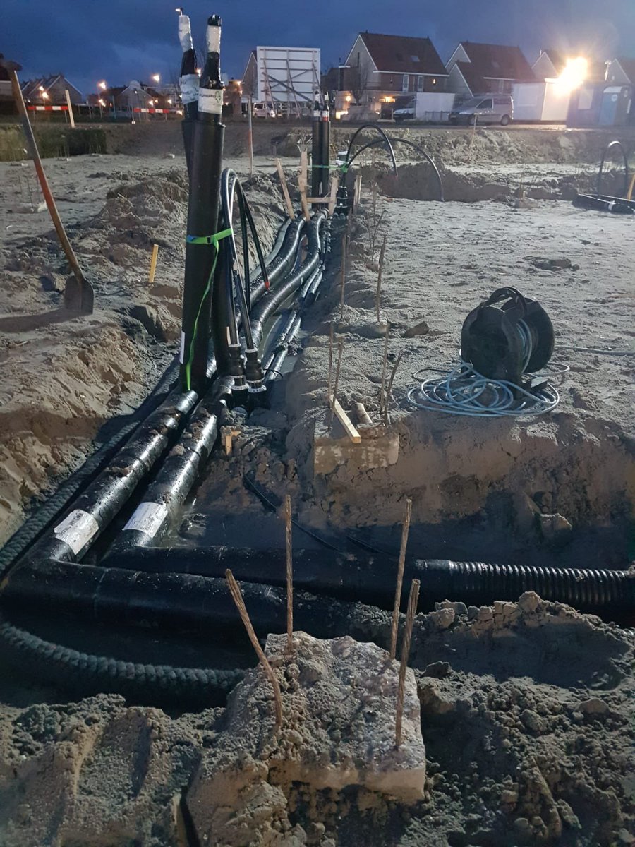 ACUBouw's tweet photo. Alvorens wij konden starten met de fundering van De Kroon is er eerst een stuk techniek de grond ingegaan. #eengoedbeginishethalvewerk https://t.co/VTyk4pEuJD