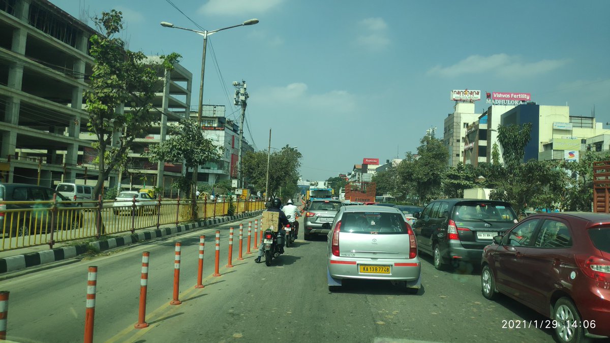 kdevforum's tweet image. While supporting mass transit &amp;amp; @BMTC_BENGALURU,it's also evident that ORR bus lane will not be successful until scientific lastmile approach is implemented.
On working day below stretch from ORR to Marathahalli,we couldn't count 1 bus passing instead its traffic jam due to (1/2)
