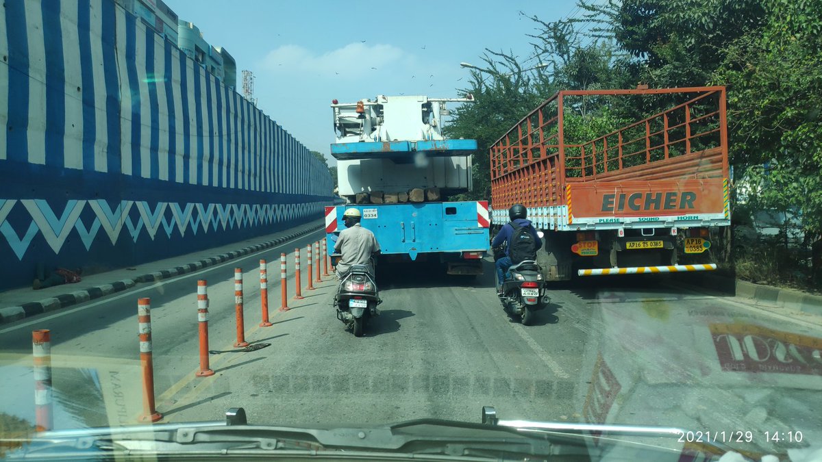 kdevforum's tweet image. While supporting mass transit &amp;amp; @BMTC_BENGALURU,it's also evident that ORR bus lane will not be successful until scientific lastmile approach is implemented.
On working day below stretch from ORR to Marathahalli,we couldn't count 1 bus passing instead its traffic jam due to (1/2)
