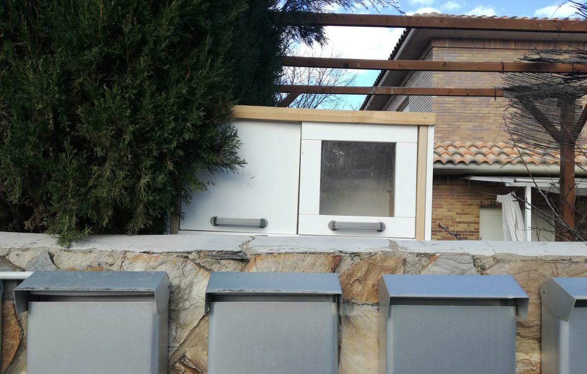 Cocina de juguete de Ikea reconvertida en buzón para paquetes