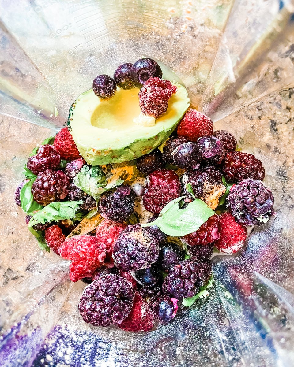 HSM's Signature Smoothie is the perfect thing you need to start your day and live your ~healthiest~ life.⁣⁣ It boasts 27g of protein, 23g of fiber, seven servings of greens, healthy fats, and omega-3s. Get the full recipe here: bit.ly/2Mcy3XX