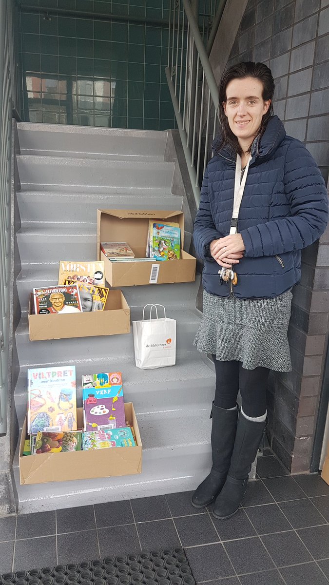 biebbarendrecht's tweet photo. Vandaag schonk @biebaanzet
zo'n 75 boeken en tijdschriften aan 
ASVZ begeleid wonen locatie De Vrijheidsakker in Barendrecht. Bewoonster Helma nam ze in ontvangst. Daarnaast gaven we informatie over ons online aanbod, zoals e-books, workshops en spreekuren. #biebbarendrecht #asvz https://t.co/WfnG28yx08