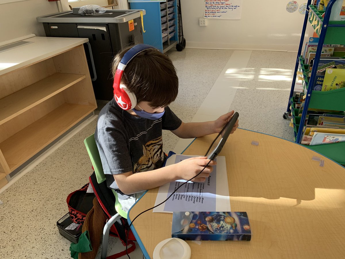 r_witmer's tweet photo. Second graders watch each other’s expert videos and give descriptive feedback! #greenacrespride https://t.co/vsBkcMfKbm