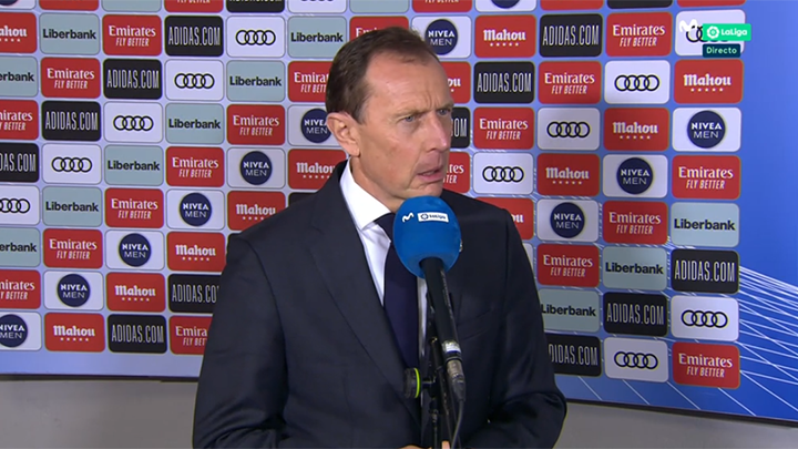 MPlusDeportes's tweet photo. Butragueño: "Nuestros jugadores le solicitan al árbitro que vaya a ver la jugada ya que hay una toma que entendemos que la falta es fuera del área cuando se produce el contacto. Nos llama la atención que el árbitro no quiere ir a ver la jugada". #LaCasaDelFútbol https://t.co/oLLqegTZ1E