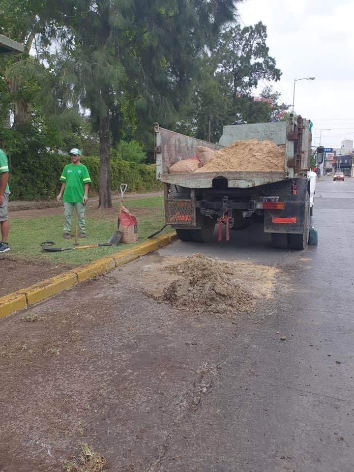 Mauriciocanosa's tweet photo. Colocando paradas de colectivos nuevas !!!!#GustavoMenendez #NuncaParamos un trabajo en equipo con la Sub Secretaría de Transporte. https://t.co/pfTBrxs5D5
