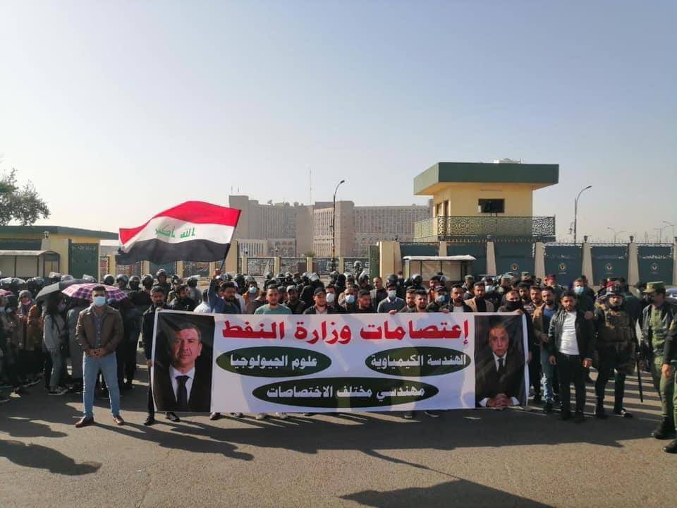 aliahmedalamer1's tweet photo. #تصعيدنا_حاسم_التعيين_او_الثوره

صبرنا_ كافحنا _تحملنا كافة الظروف القاسيه 
التعيين مطلبنا وعازمين على الحصول عليه 
مهندسي_مختلف_الاختصاصات_امام_وزارة_النفط
#تصعيدنا_حاسم_التعيين_او_الثوره https://t.co/fbk5RouRiv