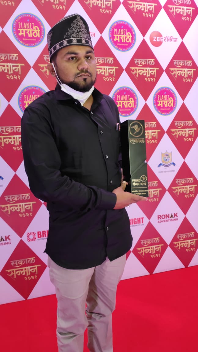 UnmaskHappiness's tweet photo. कमिलोद्दीन काझी, नाशिकमधील रुग्णवाहिका चालक यांचा सकाळ सन्मान 2021 मध्ये सन्मान. 

पहिल्यांदा पुरस्कार मिळाल्याने खूप आनंद होतोय. - काझी 

#unmaskhappiness  #happinesschallenge @RahulGadpale  @SakalMediaNews  @saamTVnews https://t.co/gfgzHVdLtT