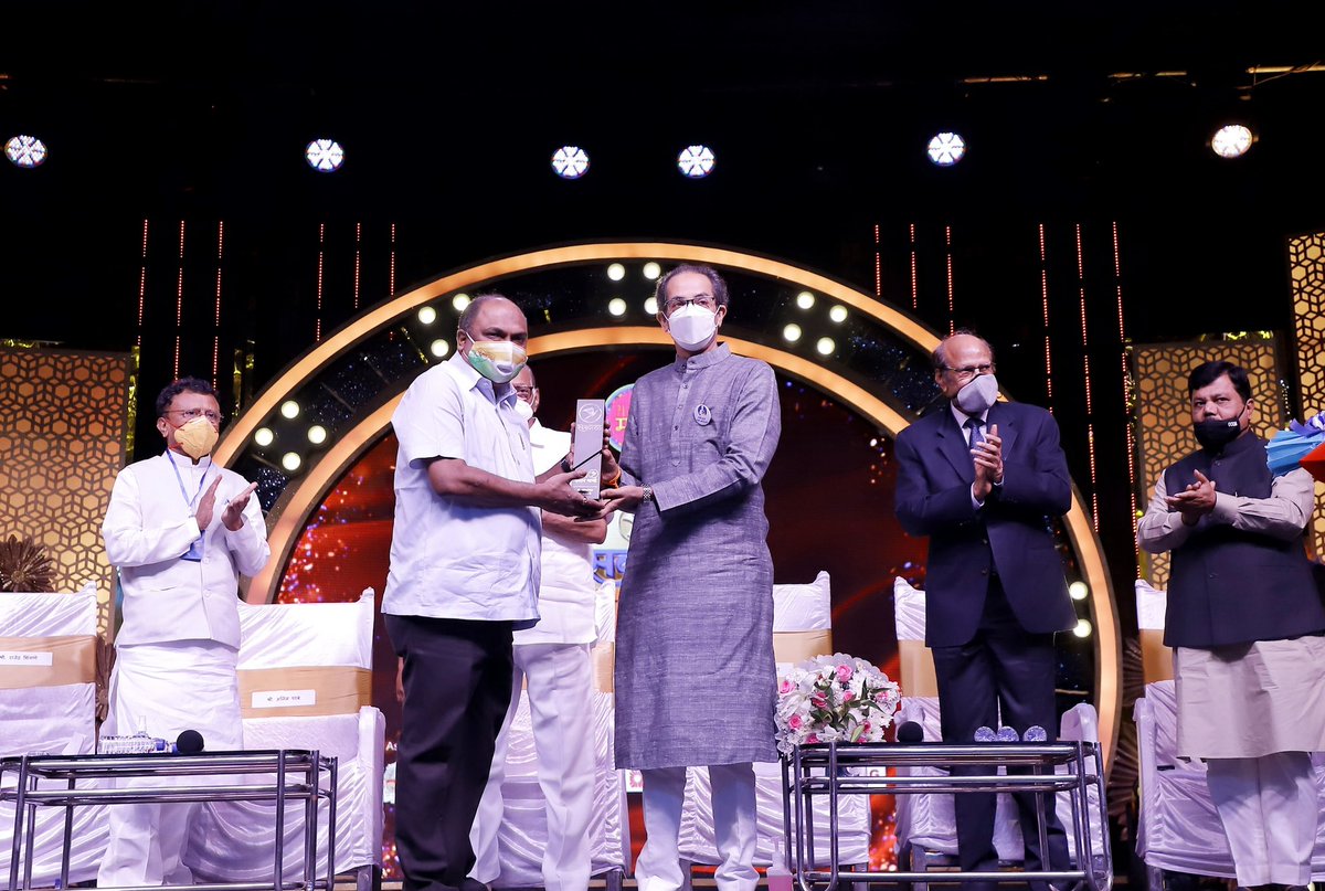 CMOMaharashtra's tweet photo. मुख्यमंत्री उद्धव बाळासाहेब ठाकरे आणि ज्येष्ठ नेते, खासदार @PawarSpeaks यांच्या प्रमुख उपस्थितीत दै. सकाळच्या सुवर्ण महोत्सवी वर्धापन दिनानिमित्त आयोजित पुरस्कार प्रदान कार्यक्रम संपन्न झाला. https://t.co/1Y6y9QDvrt