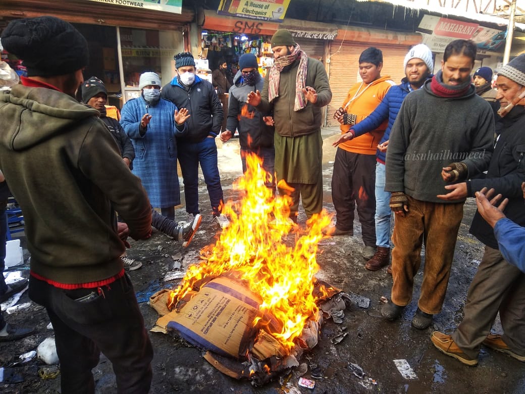 roufaminnews5's tweet photo. 5 Dariya News/Daily 24×7 News
A group of People lit bonfire so as to keep themselves warm following freezing temperature
@isuhailhameed #Kashmir #Srinagar #india #TemplesOfCity #Dehli #tourists #Mumbai #Goa #5dariyanews @5dariyanews #Daily24×7News #Daily24×7Bollywood News https://t.co/pyCp803YI4