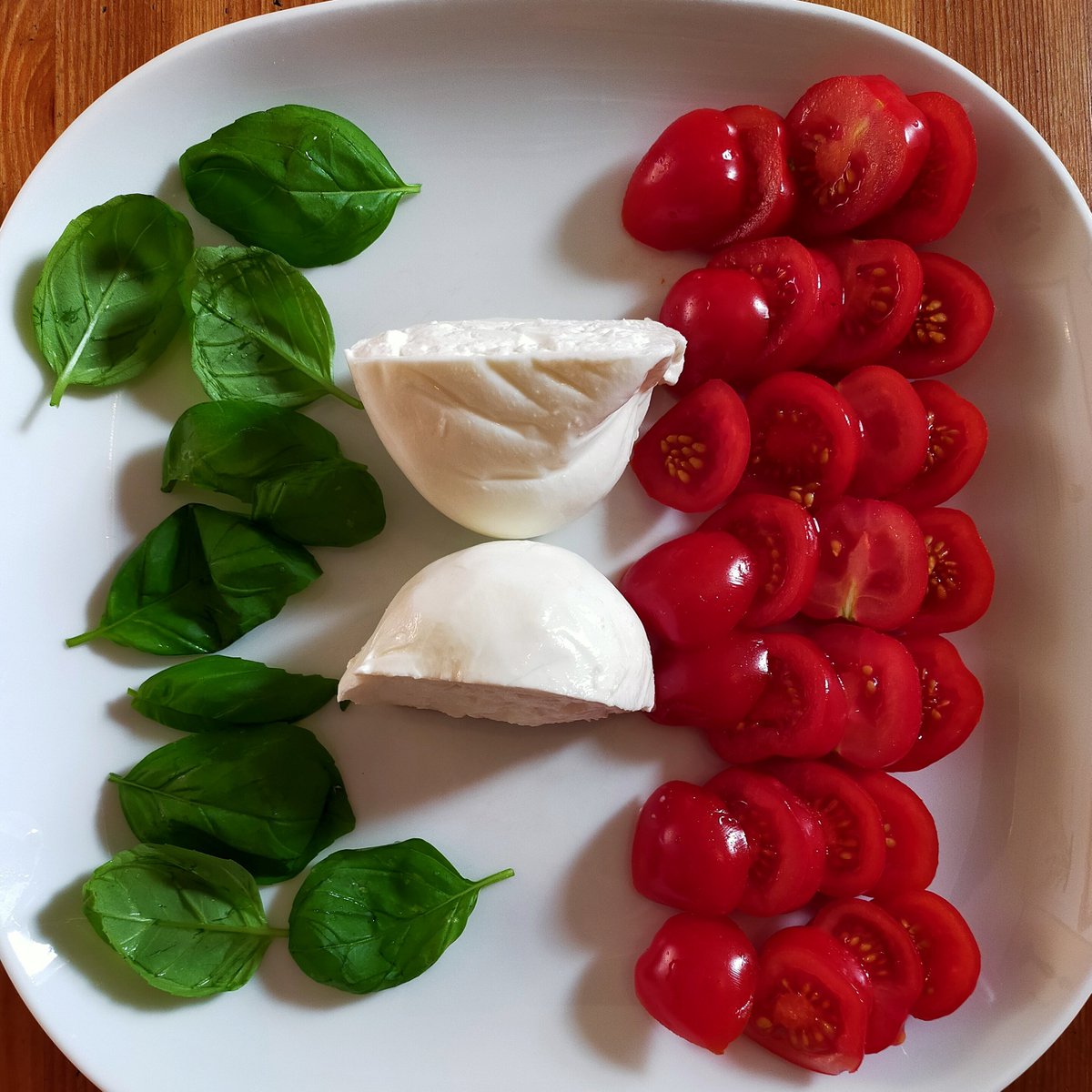 snigskitchen's tweet photo. Basil leaves, Burrata and tomatoes. To be wolfed down with olive oil and French bread. No cook food. #NoCook #NoCookingToday #NoCookingRequired #Food #Foodie https://t.co/faDoSfuaUg