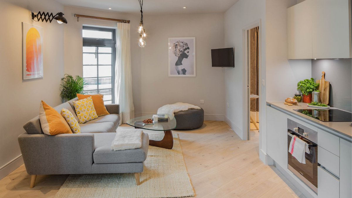 elementstudiosc's tweet image. Vintage, re-used &amp;amp; re-upholstered pieces - style that can be achieved on a budget &amp;amp; also sustainably - it doesn't need to cost the earth. 🌍♻️
More about this project here - elementstudios.co.uk/portfolio-item…
#interiordesigner #Sustainability #sustainableliving