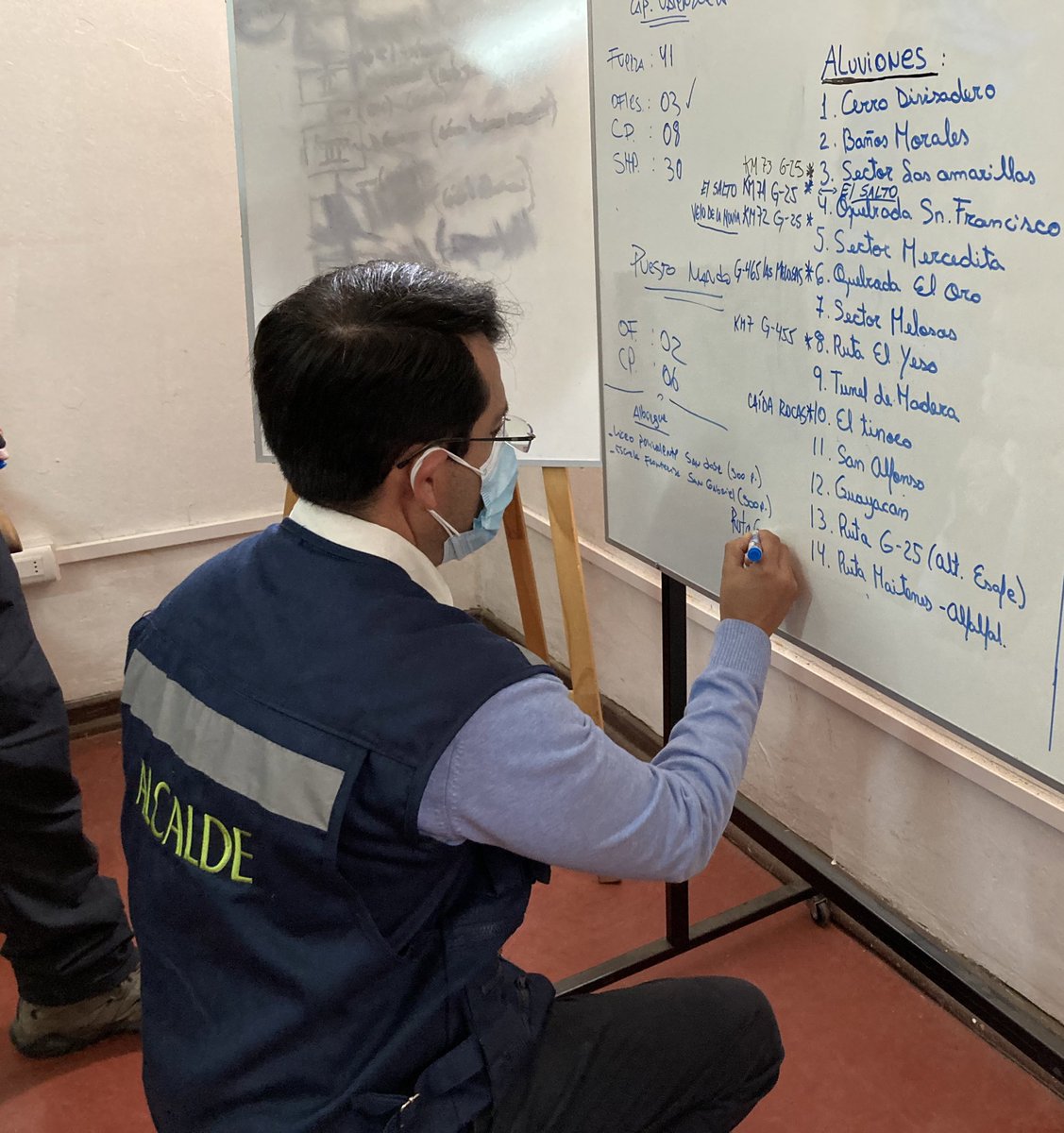 MuniSJdeMaipo's tweet photo. TEMPRANO EN LA MAÑANA El @alcaldepezoa llegó hasta el Centro de Operaciones de Emergencias donde coordinó junto con el Comandante del Regimiento N°1 Tacna y personal municipal las tareas de monitoreo, despeje de ruta y vigilancia de cuencas en la comuna. https://t.co/rh8OcuZxq9