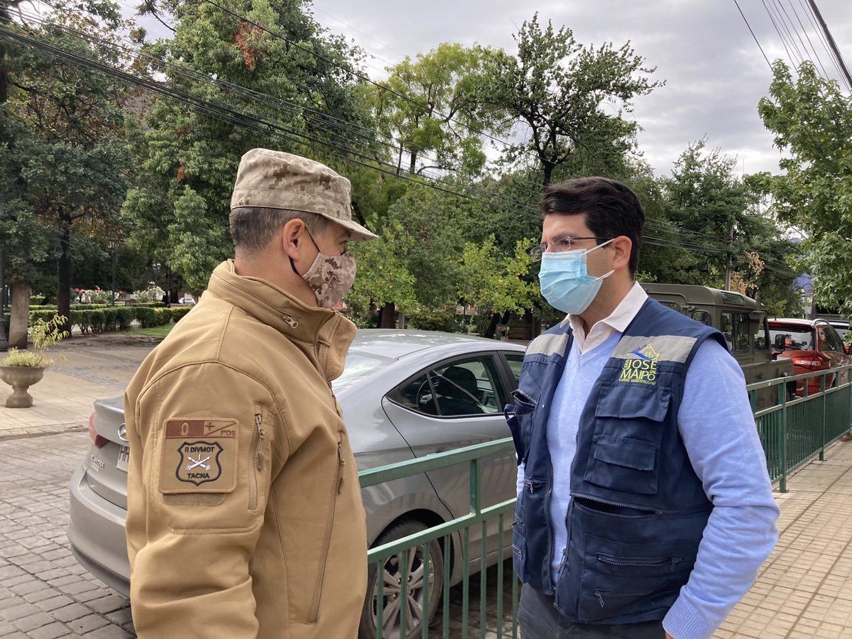 MuniSJdeMaipo's tweet photo. TEMPRANO EN LA MAÑANA El @alcaldepezoa llegó hasta el Centro de Operaciones de Emergencias donde coordinó junto con el Comandante del Regimiento N°1 Tacna y personal municipal las tareas de monitoreo, despeje de ruta y vigilancia de cuencas en la comuna. https://t.co/rh8OcuZxq9