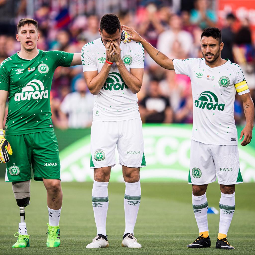 ESPNFC's tweet photo. In 2016, a plane carrying the entire Chapecoense squad crashed.

More than seventy people were killed. Only three players survived. One of them was Alan Ruschel.

Today, Chapecoense won the Serie B championship in Brazil.

Ruschel captained the team and lifted the trophy 💚🏆 https://t.co/wFuzBfGoND