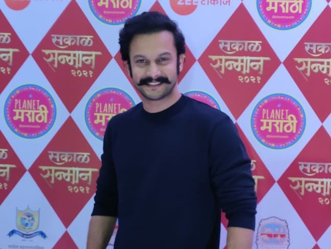 UnmaskHappiness's tweet photo. कोरोनाच्या काळात कुटुंबासाठी वेळ देता आला मात्र अनेकांना कोरोना काळात मोठ्या त्रासाचा सामना करावा लागला, या काळात सकाळने दिलेल्या आधाराबद्दल धन्यवाद - आदिनाथ कोठारे 

#unmaskhappiness  #Happinesschalleenge  @RahulGadpale  @adinathkothare @SakalMediaNews  @saamTVnews https://t.co/fnFqTzfuAt