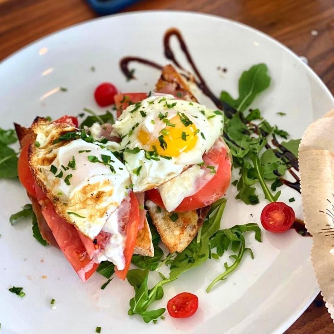 Brunch on the plaza is always a great idea - especially on this beautiful day 🌞#takemetolynoras #brunchtime #altontowncenter #palmbeachgardens #jupiterflorida