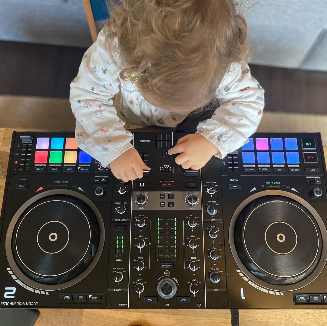 herculesaudio's tweet photo. #SetUpSaturday There’s no magic age to start enjoying music! 🤩And you, at what age did you start to mix?
Thanks @laurenhbfr for this cutest #SetUpSaturday ! 😍 Share your with us too!
.
#babydj #musicislife #musiceducation #showyourmix #inpulse500 #musiclover #djgear #DJ #music https://t.co/aQvTLFzQh9