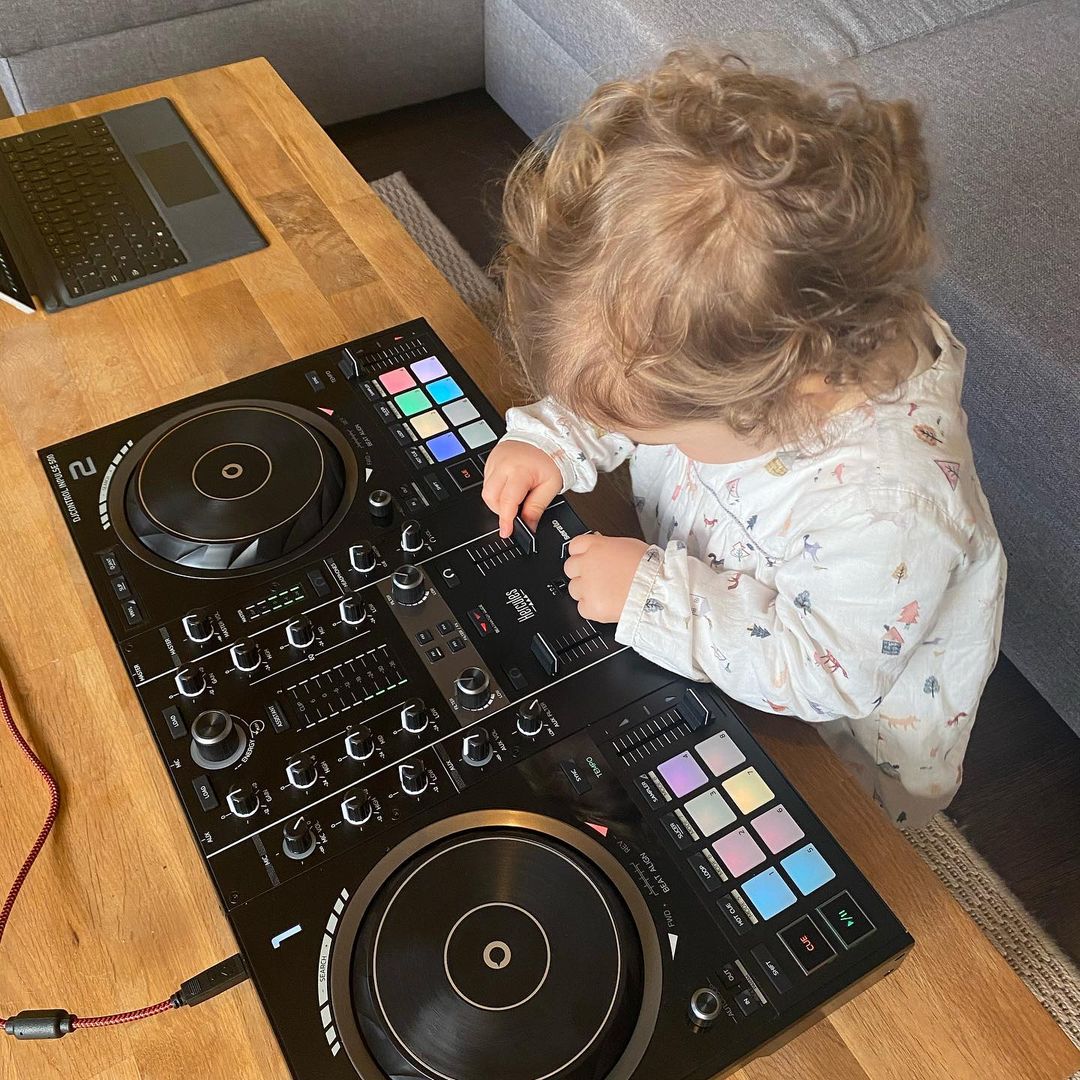 herculesaudio's tweet photo. #SetUpSaturday There’s no magic age to start enjoying music! 🤩And you, at what age did you start to mix?
Thanks @laurenhbfr for this cutest #SetUpSaturday ! 😍 Share your with us too!
.
#babydj #musicislife #musiceducation #showyourmix #inpulse500 #musiclover #djgear #DJ #music https://t.co/aQvTLFzQh9