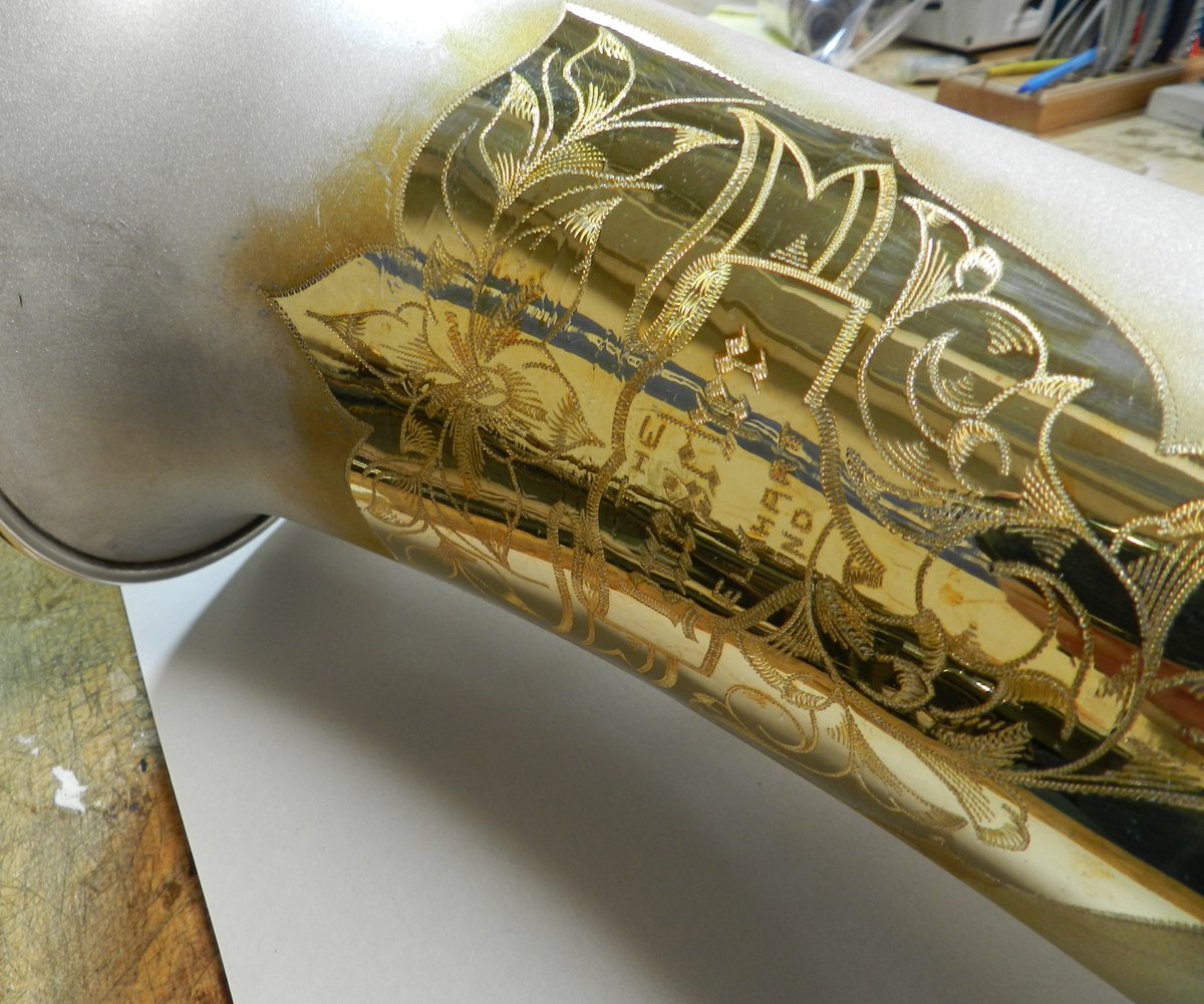 Saturdays are for #SaxOverhauls! Wanna learn how to engrave like this? Come take our engraving course! ow.ly/b0yQ50CTHNE #engraving #logoengraving #Buescherlove #saxophone #Buescher #saxrepair #woodwindrepair #InstrumentRepair #NAMM #BestInShow 🎷🛠️📺
